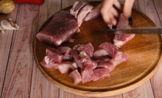 Cum să gătești acasă carne de porc cu ananas în sos dulce-acru? Spalam carnea, o uscam si o taiem felii mici.