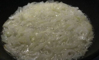 Com cuinar pasta marina amb guisat? Peleu i talleu la ceba en qualsevol forma: podeu tallar-la o tallar-la a rodanxes oblonges. Agafeu una paella, humitejar-la amb oli vegetal i posar-hi la ceba ja picada. Fregir uns minuts a foc mitjà. Com cuinar pasta marina amb guisat? Peleu i talleu la ceba en qualsevol forma: podeu tallar-la o tallar-la a rodanxes oblonges. Agafeu una paella, humitejar-la amb oli vegetal i posar-hi la ceba ja picada. Fregir uns minuts a foc mitjà.
