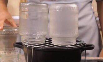 Steriliseer potten voor bereidingen. Om dit te doen, kunt u de gerechten boven stoom houden, in de oven verwarmen of een paar minuten op vol vermogen in de magnetron zetten. 