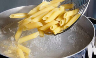 Cum să gătești caserola de paste cu carne tocată și brânză la cuptor? Luam o cratita cu apa si o punem pe foc, asteptam pana da in clocot. Turnați pastele în apa deja clocotită, adăugați puțină sare, amestecați pentru prima dată și gătiți până sunt gata. Pentru fiecare tip de paste, timpul de gătire este individual: îl puteți găti pe ambalaj. Trebuie să încetăm să gătim pastele cu un minut înainte. Scurge apoi apa folosind o strecuratoare si pune pastele deoparte deocamdata. 