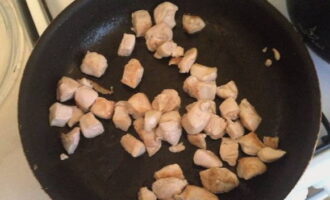 Hoe kook je pasta met kip en champignons in romige saus? Snij de kipfilet in blokjes en bak deze in een koekenpan met boter goudbruin. Zet het dan tijdelijk opzij. 