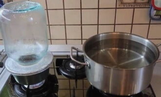Hoe abrikozencompote met pit bereiden voor de winter? Steriliseer eerst de pot en kook het deksel erop. Om de compote de hele winter te laten staan, is het beter om een ​​metalen deksel te nemen, omdat deze luchtdichter is. 