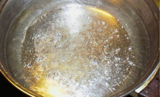Com fer kvas amb farina de sègol a casa? Ompliu una cassola de paret gruixuda amb 3 litres d'aigua, poseu-ho al foc i deixeu-ho bullir. Com fer kvas amb farina de sègol a casa? Ompliu una cassola de paret gruixuda amb 3 litres d'aigua, poseu-ho al foc i deixeu-ho bullir.