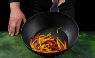 Untem una paella amb una mica d'oli d'oliva i sofregim les pastanagues i els pebrots a foc fort durant un minut aproximadament. Untem una paella amb una mica d'oli d'oliva i sofregim les pastanagues i els pebrots a foc fort durant un minut aproximadament.