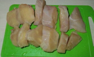 วิธีการปรุงเนื้อไก่ฉ่ำในกระทะ? ล้างไก่และซับให้แห้งด้วยกระดาษชำระเพื่อไม่ให้มีความชื้นเหลืออยู่ ซึ่งจะถูกปล่อยออกมาระหว่างการทอด และทำให้น้ำมันดอกทานตะวันเย็นลง ตัดเนื้อที่เตรียมไว้ให้ทั่วเมล็ดพืช ความหนาของแต่ละชิ้นไม่ควรเกิน 2 ซม.