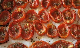Adăugați puțin ulei de măsline la fiecare jumătate de roșie. Se fierb roșiile aproximativ 2 ore la cuptorul aprins la 120 de grade, cu ușa întredeschisă. După timpul specificat, reduceți căldura la 100 de grade și continuați uscarea timp de aproximativ 2-3 ore. 