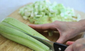 Hoe groentestoofpot met courgette koken? Was de courgette voorzichtig en snijd ze in kleine blokjes. Het is niet nodig om de dunne schil te verwijderen.