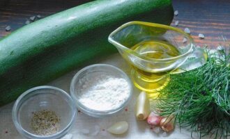 Làm thế nào để nấu bí xanh nhanh chóng và ngon miệng trong chảo rán? Chúng tôi cẩn thận rửa rau. Đo lượng nguyên liệu còn lại theo yêu cầu.