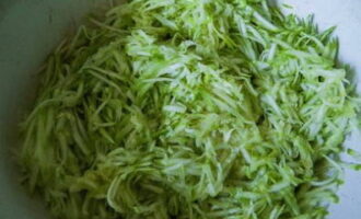 หม้อตุ๋นบวบในเตาอบนั้นเตรียมง่ายมาก เราล้างบวบหนึ่งกิโลกรัมแล้วขูดบนเครื่องขูดขนาดกลาง บีบมวลที่ได้เพื่อขจัดความชื้นส่วนเกิน