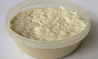 Cum să coaceți plăcinte delicioase cu afine? Se toarnă drojdie proaspătă cu o cantitate mică de apă caldă. Amestecați-le și lăsați până se activează timp de 15 minute.