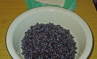 Paano gumawa ng blueberry jam para sa taglamig? Sinusukat namin ang kinakailangang dami ng mga blueberry at maingat na pag-uri-uriin ang mga ito.