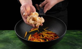 Afegiu les gambes a la paella. Afegiu les gambes a la paella.