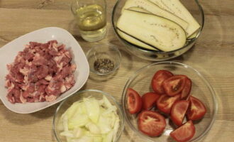 Hur lagar man auberginemoussaka i grekisk stil med köttfärs enligt det klassiska receptet? Förbered först alla ingredienserna. Vi tvättar alla grönsaker och kött noggrant. Skär auberginerna i tunna skivor, skär tomaterna i skivor och skär löken i strimlor. Ta bort alla filmer från lammet, skär i små bitar och mal genom en köttkvarn eller mal med en mixer. Hur lagar man auberginemoussaka i grekisk stil med köttfärs enligt det klassiska receptet? Förbered först alla ingredienserna. Vi tvättar alla grönsaker och kött noggrant. Skär auberginerna i tunna skivor, skär tomaterna i skivor och skär löken i strimlor. Ta bort alla filmer från lammet, skär i små bitar och mal genom en köttkvarn eller mal med en mixer.
