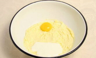 Làm thế nào để nướng một chiếc bánh với quả anh đào và nhân kem chua trong lò? Trước khi bắt đầu nấu, lấy bơ ra khỏi tủ lạnh để bơ mềm. Ngoài ra, khi sử dụng quả anh đào đông lạnh, hãy để quả ở nhiệt độ phòng để rã đông, loại bỏ hột và để ráo nước. Hãy bắt đầu chuẩn bị bột. Cho bơ vào hộp thích hợp và xay cùng với đường cát. Tiếp theo, thêm một lòng đỏ, kefir và trộn kỹ.