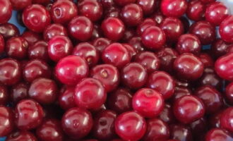 Hoe maak je kersencompote met pit klaar voor de winter in een pot van 3 liter? Het kookproces wordt zoveel mogelijk vereenvoudigd doordat je de pitten van de kersen niet hoeft te verwijderen. Het enige dat overblijft is alle stengels af te plukken, goed af te spoelen en de bessen te drogen.