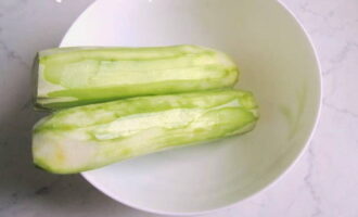 Hoe maak je heerlijke courgettepannenkoekjes met kaas in een koekenpan? We wassen de geschilde courgette goed en drogen hem af met een katoenen handdoek.