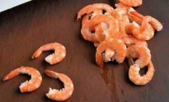 Cách nấu tôm tẩm bột tại nhà? Lấy tôm vua, tốt hơn nên chọn những con lớn hơn. Tôm nhỏ trở nên dai khi chiên lâu. Đun sôi nước trong nồi và nấu chúng trong khoảng 2-3 phút. Sau đó, đổ chúng vào một cái chao và để nguội. Nếu bạn mua tôm luộc đông lạnh, điều này sẽ đẩy nhanh quá trình chuẩn bị. Trong trường hợp này, bạn chỉ cần rã đông chúng bằng cách để chúng ở nhiệt độ phòng trong vài giờ. Tôm đã nguội lột vỏ, chỉ để lại đuôi. Loại bỏ các đầu là tốt. Cách nấu tôm tẩm bột tại nhà? Lấy tôm vua, tốt hơn nên chọn những con lớn hơn. Tôm nhỏ trở nên dai khi chiên lâu. Đun sôi nước trong nồi và nấu chúng trong khoảng 2-3 phút. Sau đó, đổ chúng vào một cái chao và để nguội. Nếu bạn mua tôm luộc đông lạnh, điều này sẽ đẩy nhanh quá trình chuẩn bị. Trong trường hợp này, bạn chỉ cần rã đông chúng bằng cách để chúng ở nhiệt độ phòng trong vài giờ. Tôm đã nguội lột vỏ, chỉ để lại đuôi. Loại bỏ các đầu là tốt.