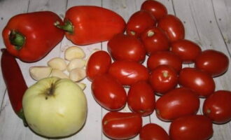 Cum să faci ketchup de roșii acasă pentru iarnă?Va să vă lingeți degetele? Spălați cu grijă roșiile, ardeii și merele. Curățați cățeii de usturoi.