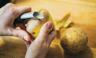 Cum să gătești tocană de legume cu carne? Tăiați cojile cartofilor de pe tuberculi. Spălați bine cartofii cu apă caldă. Tăiați-le în cuburi de mărime medie.