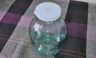 Paano maghanda ng raspberry compote para sa isang 3-litro na garapon para sa taglamig? Sinusuri namin ang garapon para sa mga chips at bitak. Kung wala, banlawan ang garapon ng maligamgam na tubig. Pumili kami ng takip para sa garapon at isterilisado ito kasama ng garapon sa oven.
