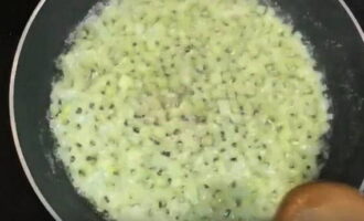 Hoe garnalen in romige saus koken? Schil de uien en knoflook, spoel de groenten lichtjes af en droog ze. Snij de ui in kleine blokjes. Haal de knoflook door een knoflookpers. Als je niet over zo'n apparaat beschikt, snijd het kruidnagel dan zo fijn mogelijk en druk er lichtjes op met het oppervlak van het mes. Smelt een stuk boter in een koekenpan. Fruit er gehakte ui en knoflook op. Breng de groenten, af en toe roerend, goudbruin. Hoe garnalen in romige saus koken? Schil de uien en knoflook, spoel de groenten lichtjes af en droog ze. Snij de ui in kleine blokjes. Haal de knoflook door een knoflookpers. Als je niet over zo'n apparaat beschikt, snijd het kruidnagel dan zo fijn mogelijk en druk er lichtjes op met het oppervlak van het mes. Smelt een stuk boter in een koekenpan. Fruit er gehakte ui en knoflook op. Breng de groenten, af en toe roerend, goudbruin.