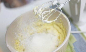 Làm thế nào để nướng một chiếc bánh anh đào ngon trong lò? Bơ phải được nấu chảy trước trong hộp sâu. Sau đó thêm đường và đánh các nguyên liệu bằng máy trộn cho đến khi tạo thành bọt trắng.