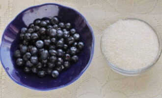 Cum să prepari afinele în suc propriu pentru iarnă? Mai întâi, să pregătim ingredientele necesare. Asigurați-vă că sortați fructele de pădure și le spălați în apă rece.