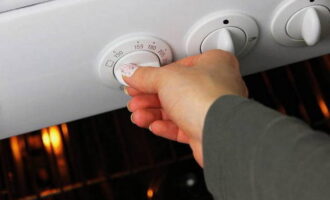 Porniți cuptorul la 180 de grade. Încălzește-te pentru câteva minute. Pune tocanita cu carne in cuptor. Lăsați timp de 30 de minute. Se spala rosiile si se usuca cu un prosop. Tăiați în cuburi. 