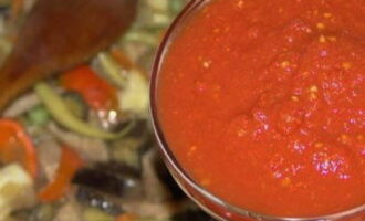 Ilagay ang lahat ng mga gulay at karne sa isang malalim na mangkok, timplahan ng langis ng gulay. Budburan ng perehil at pampalasa, magdagdag ng mga kamatis sa kanilang sariling juice at tomato paste. Paghaluin ang mga sangkap gamit ang isang kahoy na spatula.