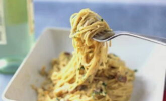 La pasta està llesta. Col·loqueu el plat en un plat. Podeu decorar-lo amb herbes fresques i afegir-hi una mica de formatge per sobre. Una bona addició a aquest plat seria el vi o el vostre suc preferit. La pasta resulta molt gustosa i satisfactòria. És perfecte per a un sopar informal o romàntic. Bona gana! 