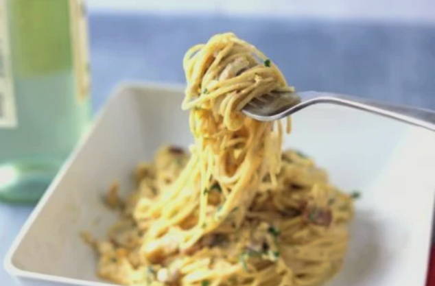 Pasta amb pollastre en salsa cremosa