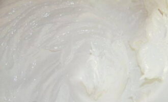 Đánh lòng trắng trứng với lượng đường còn lại cho đến khi tạo thành hỗn hợp đặc.