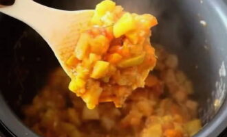 Lăsați tocanita finită să se infuzeze în slow cooker timp de aproximativ 15 minute. Poftă bună!