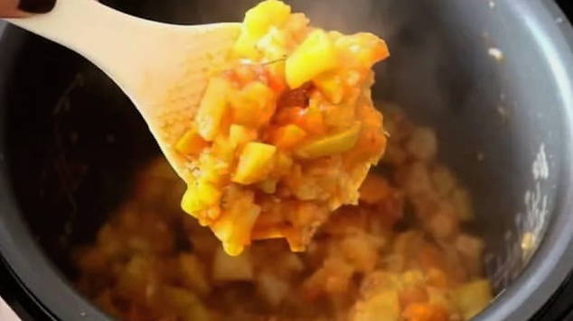 Tocană de legume într-un aragaz lent