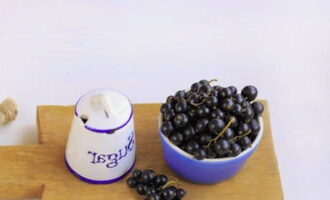 Paano maghanda ng mga purong itim na currant nang walang pagluluto na may asukal para sa taglamig? Ihanda ang iyong mga sangkap. Pagbukud-bukurin at hugasan ang mga currant.