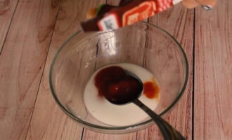 Într-un recipient separat, amestecați o lingură de amidon și o lingură de apă. Adăugați oțet de mere și pasta de roșii la masa omogenă și amestecați bine.