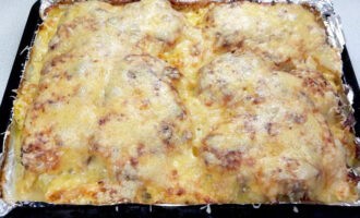 Matapos lumipas ang tinukoy na oras, alisin ang ulam mula sa oven, iwisik ang natitirang keso, na dati nang gadgad sa isang magaspang na kudkuran, sa itaas. Ibalik ang karne sa oven para sa isa pang 10-15 minuto upang kayumanggi ang keso. Upang gawin itong mas siksik at ginintuang kayumanggi crust, maaari mong i-on ang convection. Ngunit panoorin nang mabuti ang keso, maaari itong magsimulang masunog. Ang kahandaan ng ulam ay natutukoy sa pamamagitan ng paggamit ng kutsilyo o tinidor: parehong karne at patatas ay dapat na madaling mabutas.