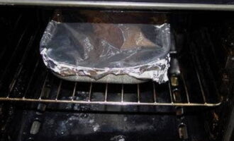 Painitin ang hurno sa 200 degrees at maghurno ng nilagang sa loob nito sa loob ng isang oras. Pagkatapos ay alisin ang foil at maghurno ng ulam para sa isa pang 15 minuto.