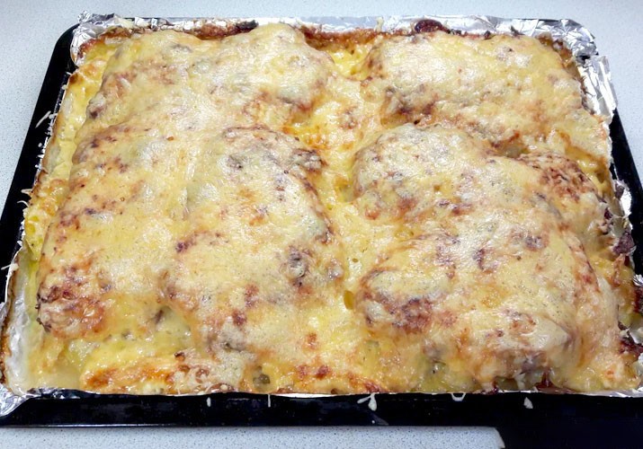 French pork meat na may keso at kamatis sa oven