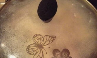 จากนั้นปิดฝากระทะแล้วปรุงต่อประมาณ 10-15 นาทีโดยใช้ไฟปานกลาง