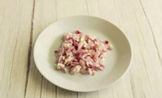 Paano maghanda ng moussaka ayon sa klasikong recipe na may talong? Balatan ang mga sibuyas at i-chop ng pino. Pinong tumaga ang perehil gamit ang isang kutsilyo.