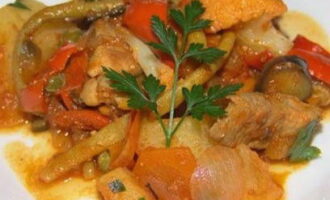 Ihain ang nilagang sa maliliit na bahagi kasama ang sarsa, binudburan ng kaunting damo. Bon appetit!