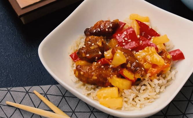 Carne de porc cu ananas în sos dulce-acru