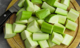 Hoe kip met courgette in de oven koken? Was de courgette, schil en snij in grote blokjes. Doe de groenten in een kom, voeg zonnebloemolie, zout toe en breng op smaak. Hoe kip met courgette in de oven koken? Was de courgette, schil en snij in grote blokjes. Doe de groenten in een kom, voeg zonnebloemolie, zout toe en breng op smaak.