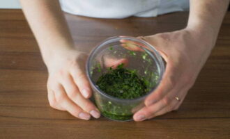 Hur lagar man en utsökt grönsaksgryta enligt ett klassiskt recept? Skala vitlöken och mal den i en mortel tillsammans med salt. Finhacka det gröna med en kniv och blanda med vitlöksmassan.