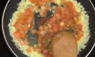 Was de tomaat en snijd hem in kleine blokjes. Voeg toe aan de pan met de uien. Indien gewenst kunt u de schil van de groente verwijderen. Om dit te doen, plaatst u het gedurende 3-4 minuten in een kom met kokend water. Hierna zal het veel gemakkelijker zijn om de schil te verwijderen. Door de tomaat te pellen, wordt de saus uniformer, zonder extra stukjes. Was de tomaat en snijd hem in kleine blokjes. Voeg toe aan de pan met de uien. Indien gewenst kunt u de schil van de groente verwijderen. Om dit te doen, plaatst u het gedurende 3-4 minuten in een kom met kokend water. Hierna zal het veel gemakkelijker zijn om de schil te verwijderen. Door de tomaat te pellen, wordt de saus uniformer, zonder extra stukjes.