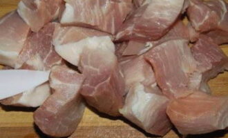 Hugasan ang baboy at tuyo ito ng isang tuwalya ng papel. Pagkatapos ay tinanggal namin ang lahat ng labis at pinutol ito sa maliliit na piraso.