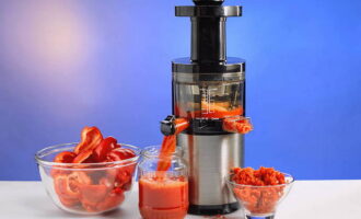 Stoarceți sucul de la roșii folosind un storcător sau orice altă metodă convenabilă într-o cratiță. Așezați recipientul pe arzător și porniți aragazul. Gatiti sucul aproximativ doua ore.Masa ar trebui să scadă de 2 ori.