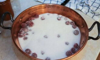Ilagay ang handa na produkto sa isang malalim na mangkok. Budburan ito ng asukal at hayaang magdamag hanggang sa maglabas ng katas ang timpla.