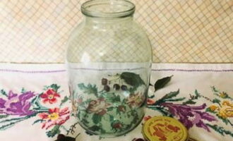 Rentem i esterilitzem un pot de tres litres. Fem el mateix amb la tapa metàl·lica.